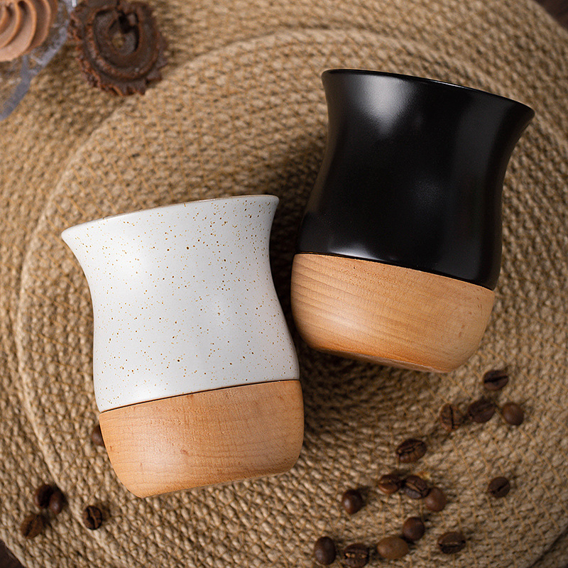 Ceașcă de espresso ceramică, cu textură rustică și bază din lemn