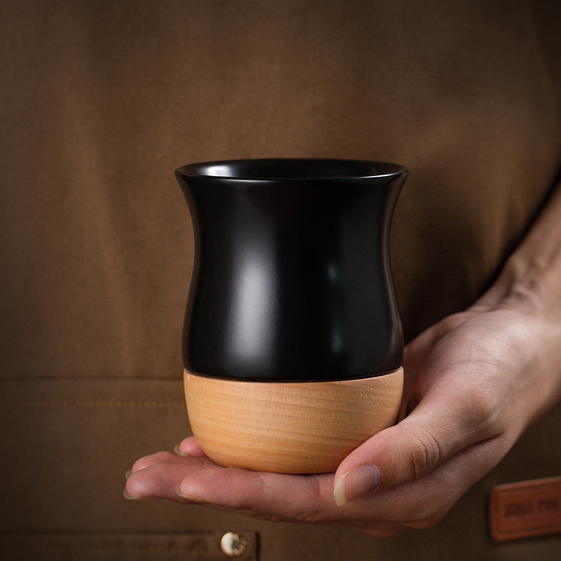 Ceașcă de espresso ceramică, cu textură rustică și bază din lemn