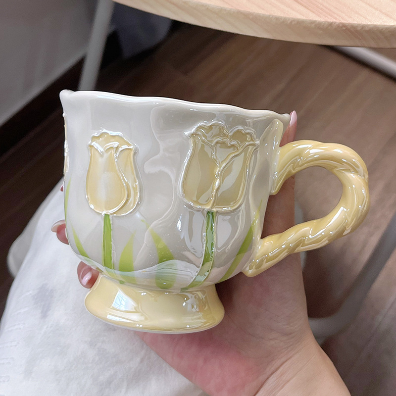 Cană ceramică în formă de lalea, înaltă și elegantă, cadou ideal pentru zile de naștere și nunți