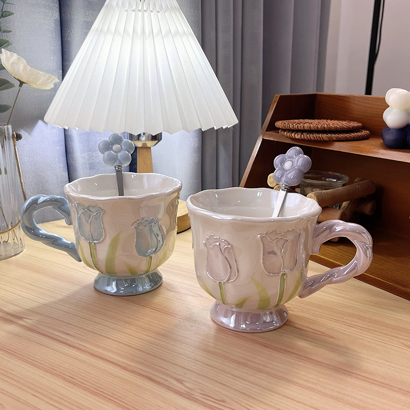 Cană ceramică în formă de lalea, înaltă și elegantă, cadou ideal pentru zile de naștere și nunți