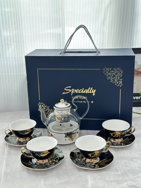 Set din ceramică franceză pentru ceai de după-amiază, cu ceainic, căni și farfurioare de cafea cu detalii aurii, căni pentru ceai cu flori și ceai negru, sigla cafenelei