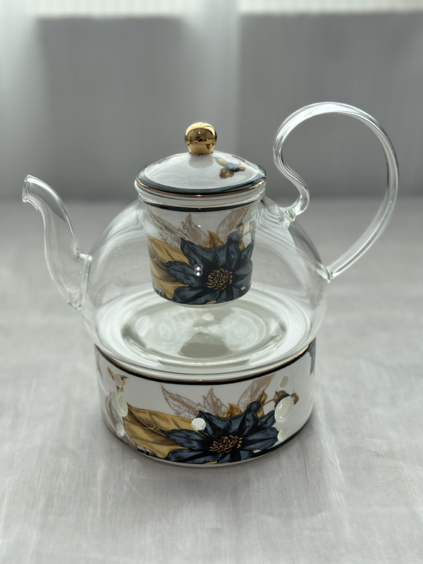 Set din ceramică franceză pentru ceai de după-amiază, cu ceainic, căni și farfurioare de cafea cu detalii aurii, căni pentru ceai cu flori și ceai negru, sigla cafenelei