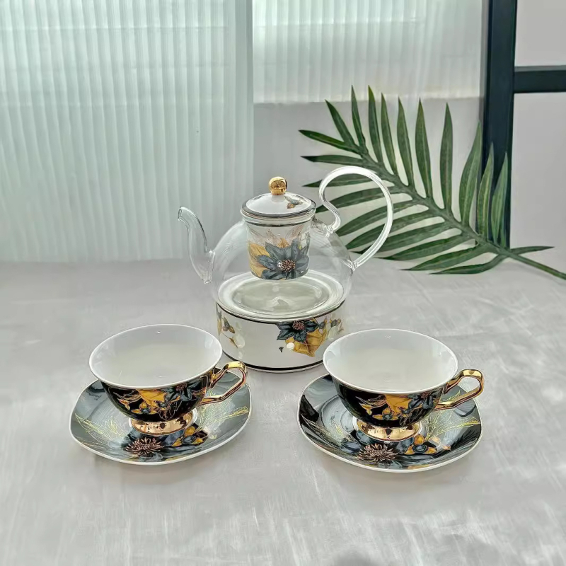 Set din ceramică franceză pentru ceai de după-amiază, cu ceainic, căni și farfurioare de cafea cu detalii aurii, căni pentru ceai cu flori și ceai negru, sigla cafenelei