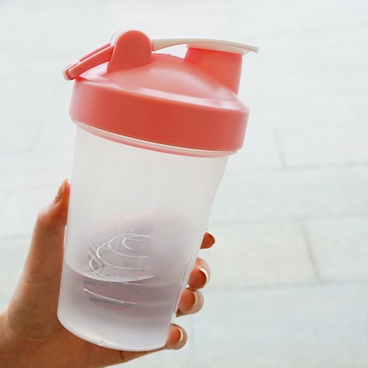 Shaker portabil pentru proteine, 400 ml, cu scară de măsurare, sticlă sport, logo personalizat cadou