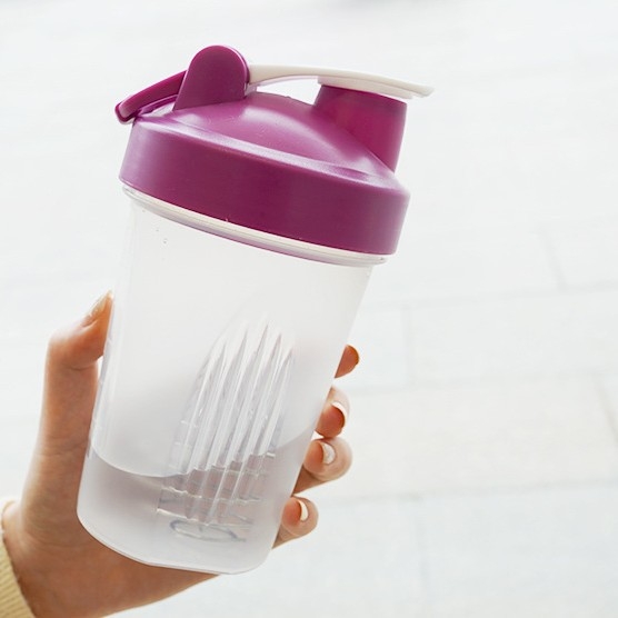 Shaker portabil pentru proteine, 400 ml, cu scară de măsurare, sticlă sport, logo personalizat cadou