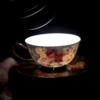 Set ceainic englezesc și cești cu farfurioare – motiv trandafiri, pentru ceai de după-amiază, design floral, elegant set de ceai