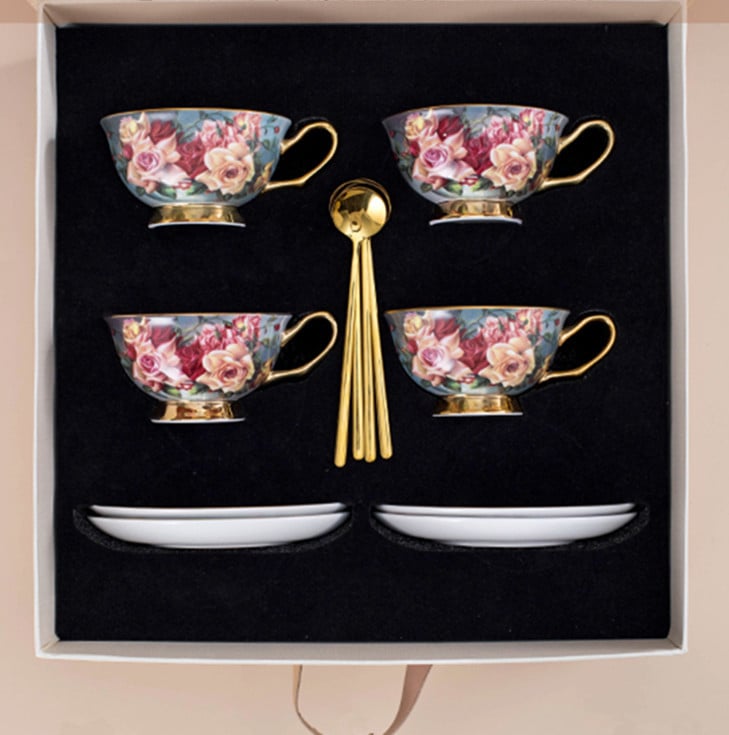 Set ceainic englezesc și cești cu farfurioare – motiv trandafiri, pentru ceai de după-amiază, design floral, elegant set de ceai