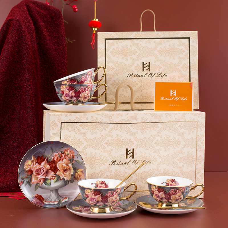 Set ceainic englezesc și cești cu farfurioare – motiv trandafiri, pentru ceai de după-amiază, design floral, elegant set de ceai