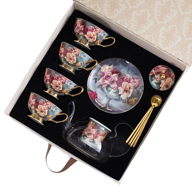 Set ceainic englezesc și cești cu farfurioare – motiv trandafiri, pentru ceai de după-amiază, design floral, elegant set de ceai