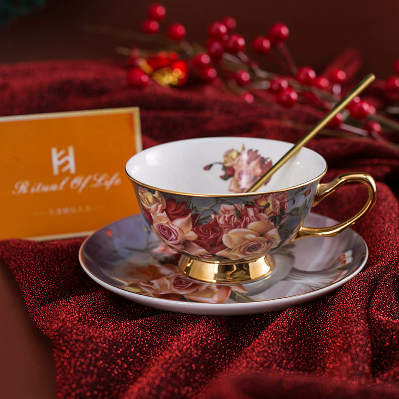 Set ceainic englezesc și cești cu farfurioare – motiv trandafiri, pentru ceai de după-amiază, design floral, elegant set de ceai