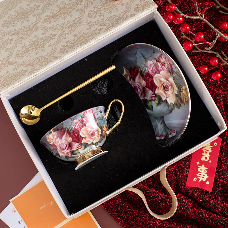Set ceainic englezesc și cești cu farfurioare – motiv trandafiri, pentru ceai de după-amiază, design floral, elegant set de ceai