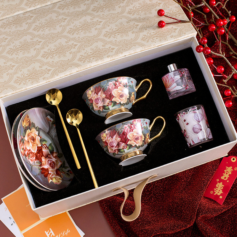 Set ceainic englezesc și cești cu farfurioare – motiv trandafiri, pentru ceai de după-amiază, design floral, elegant set de ceai