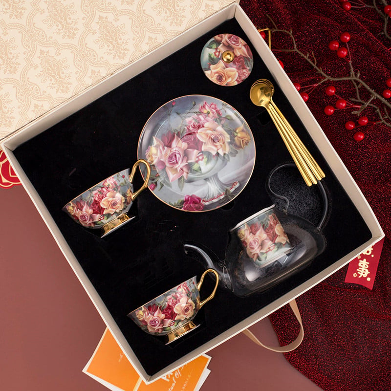 Set ceainic englezesc și cești cu farfurioare – motiv trandafiri, pentru ceai de după-amiază, design floral, elegant set de ceai