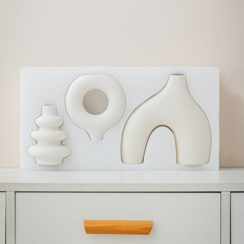 Set boem de trei vaze ceramice albe, cu design geometric rotund, fără glazură