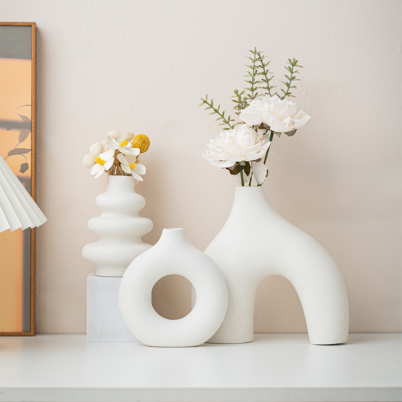 Set boem de trei vaze ceramice albe, cu design geometric rotund, fără glazură