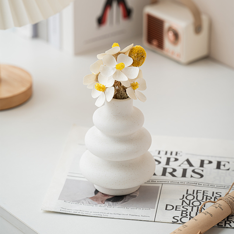 Set boem de trei vaze ceramice albe, cu design geometric rotund, fără glazură