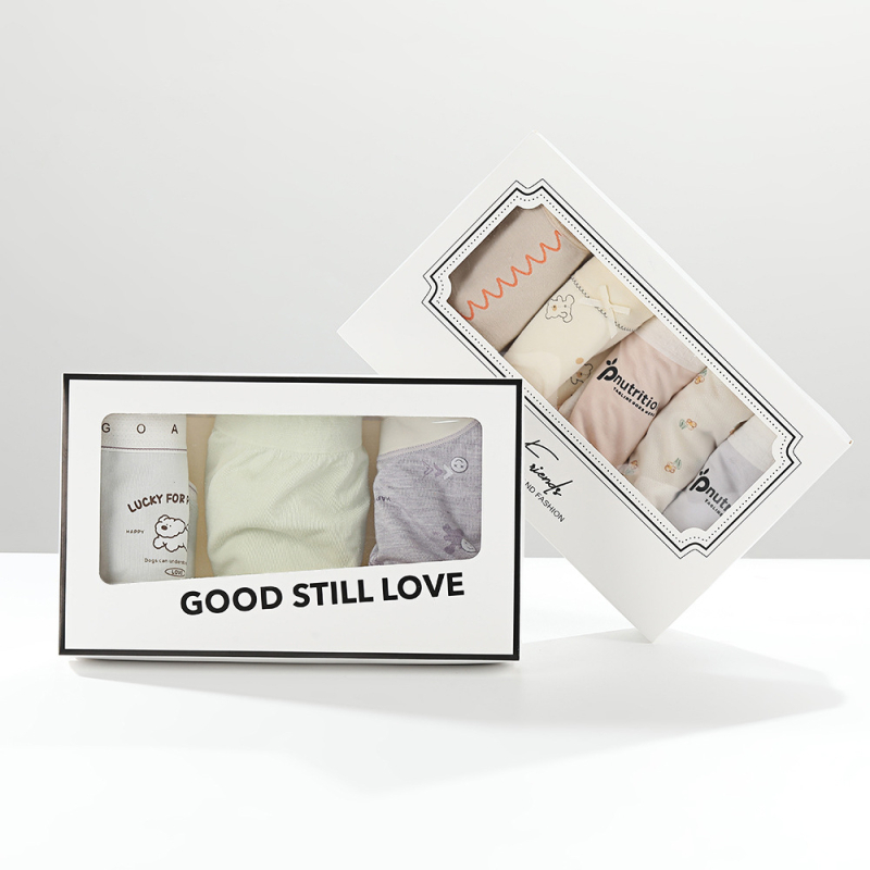 Cutie cadou din carton alb pentru lenjerie și eșarfe, cu decupaje decorative