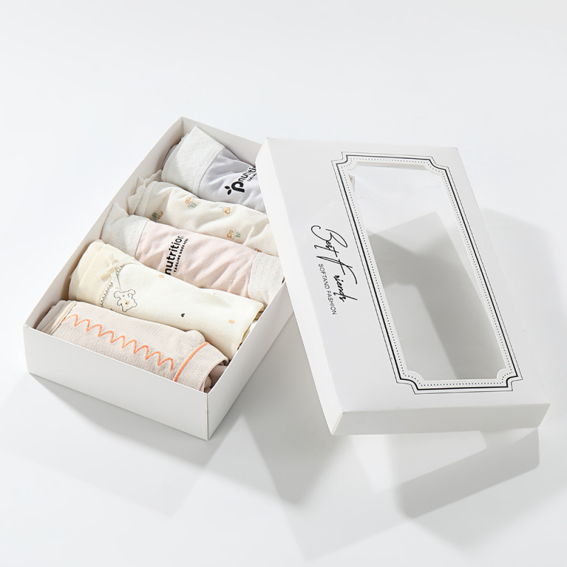 Cutie cadou din carton alb pentru lenjerie și eșarfe, cu decupaje decorative
