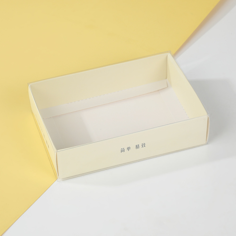 Cutie cadou din carton alb pentru lenjerie și eșarfe, cu decupaje decorative