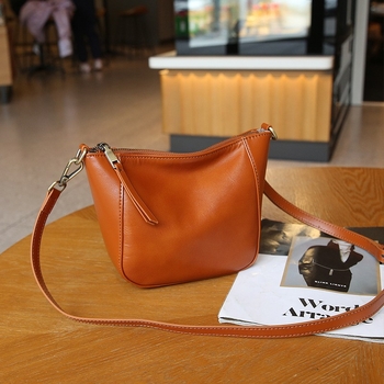 Lagana svakodnevna crossbody torbica od retro teleće kože, kompaktni uspravni kvadratni oblik, za svakodnevnu upotrebu