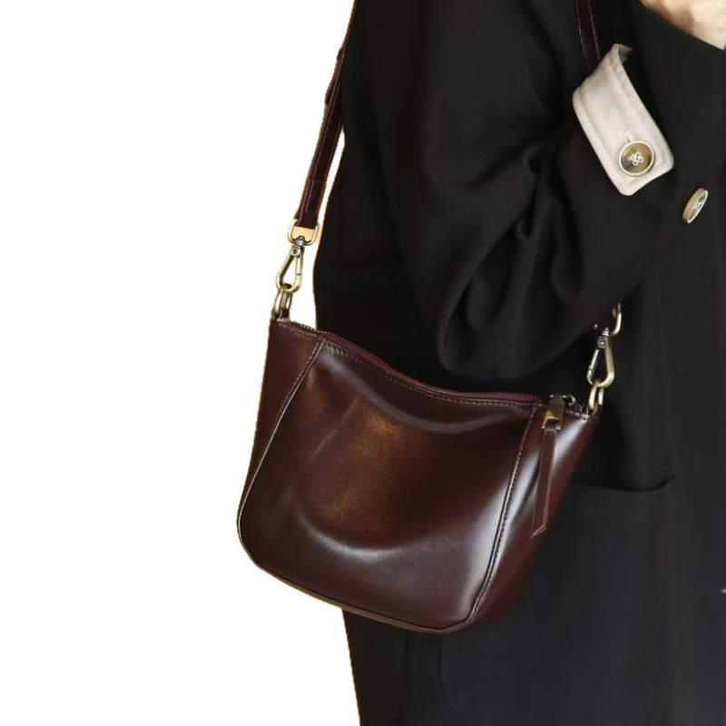Lagana svakodnevna crossbody torbica od retro teleće kože, kompaktni uspravni kvadratni oblik, za svakodnevnu upotrebu