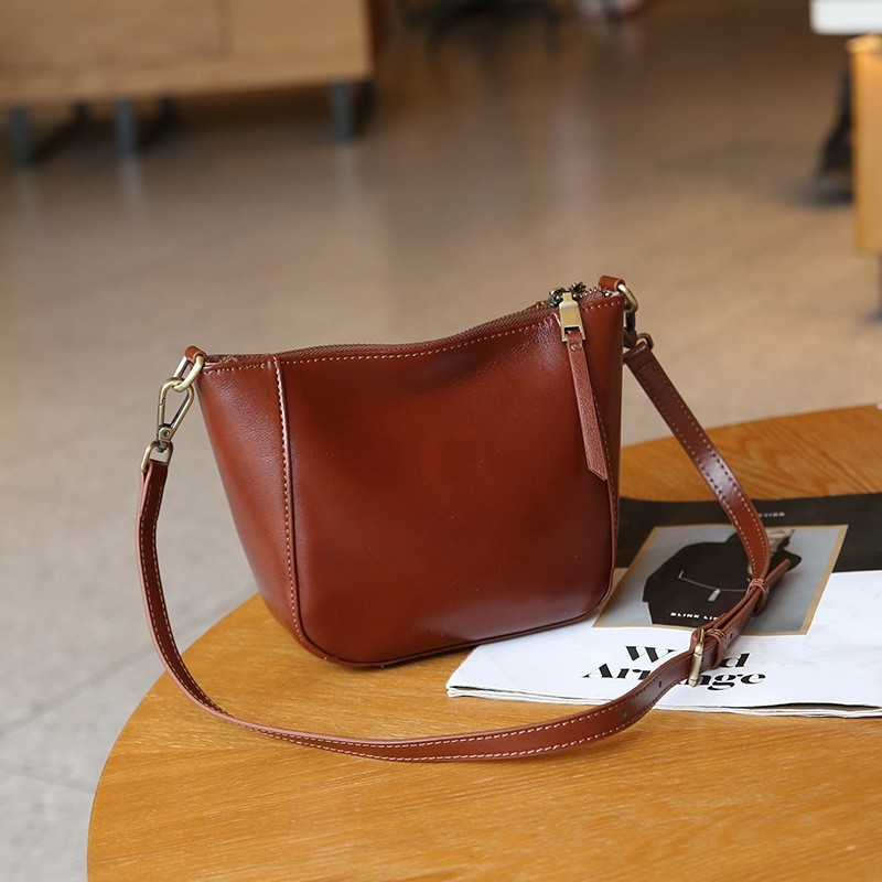 Lagana svakodnevna crossbody torbica od retro teleće kože, kompaktni uspravni kvadratni oblik, za svakodnevnu upotrebu