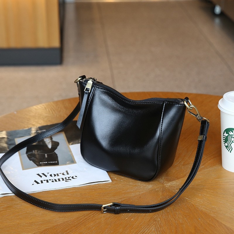 Lagana svakodnevna crossbody torbica od retro teleće kože, kompaktni uspravni kvadratni oblik, za svakodnevnu upotrebu