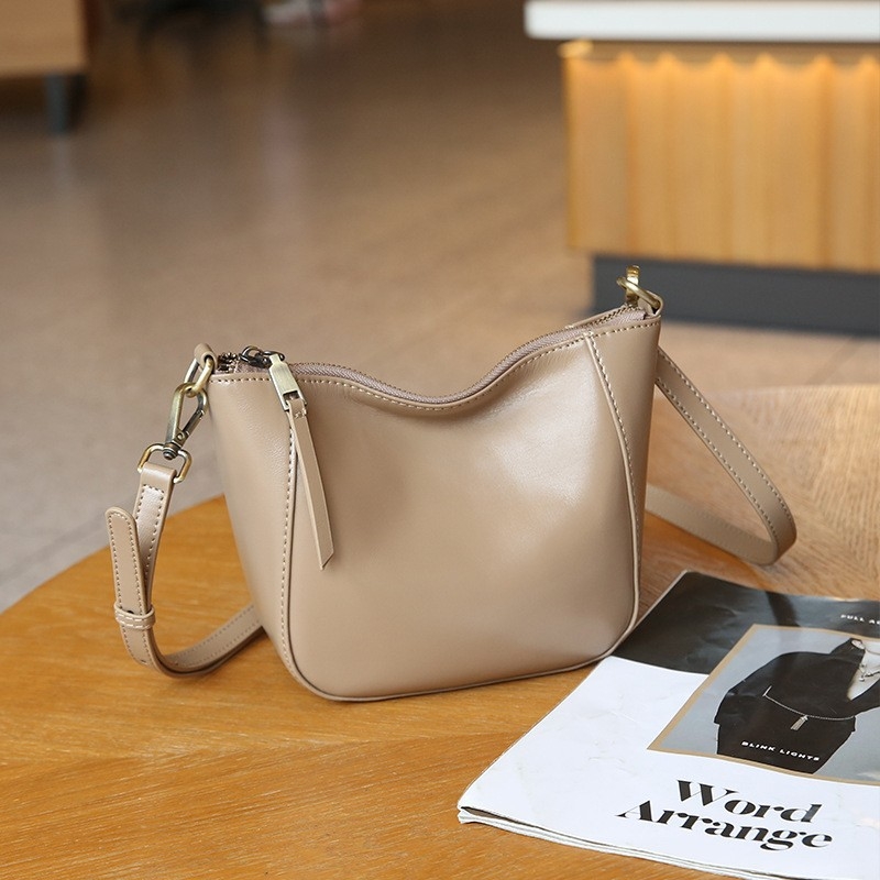 Lagana svakodnevna crossbody torbica od retro teleće kože, kompaktni uspravni kvadratni oblik, za svakodnevnu upotrebu