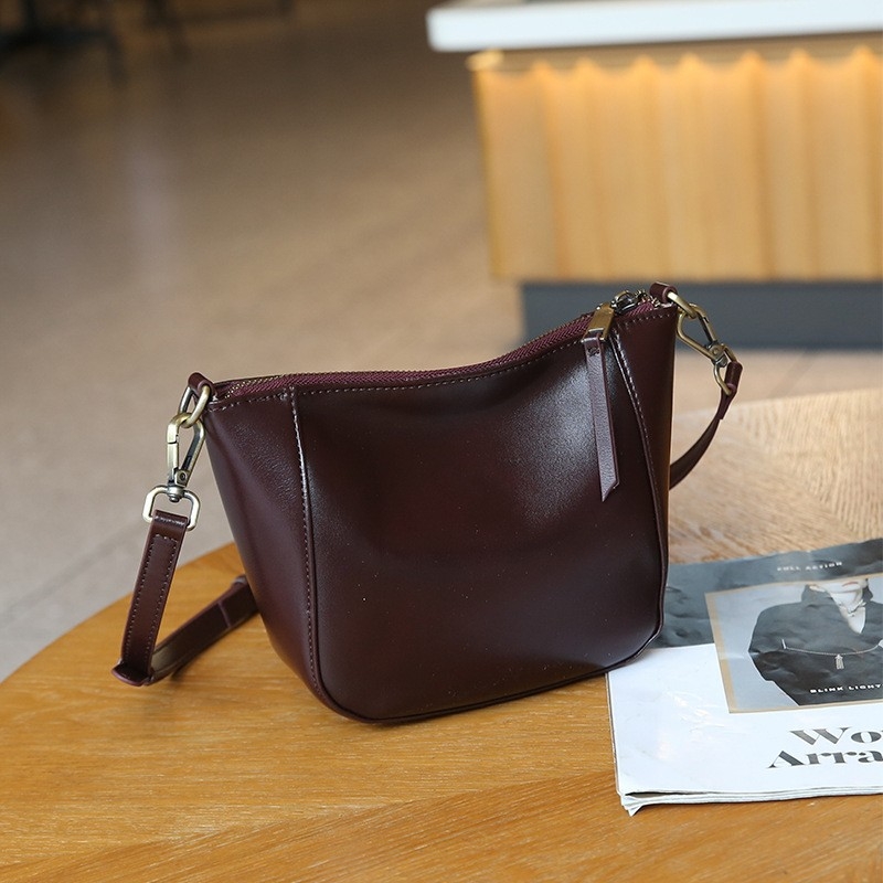 Lagana svakodnevna crossbody torbica od retro teleće kože, kompaktni uspravni kvadratni oblik, za svakodnevnu upotrebu