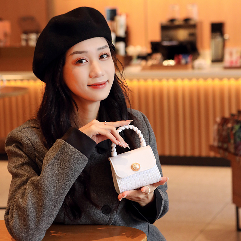 Nova mini jelly torbica s perlama i lancem, za rame ili crossbody, svjež stil, ljeto 2024