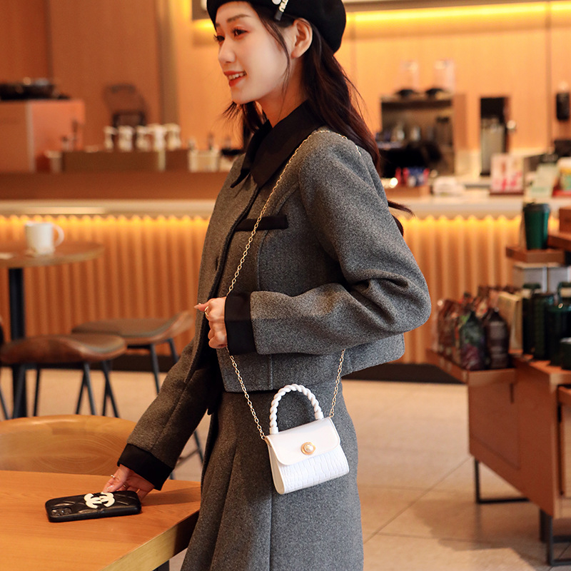 Nova mini jelly torbica s perlama i lancem, za rame ili crossbody, svjež stil, ljeto 2024