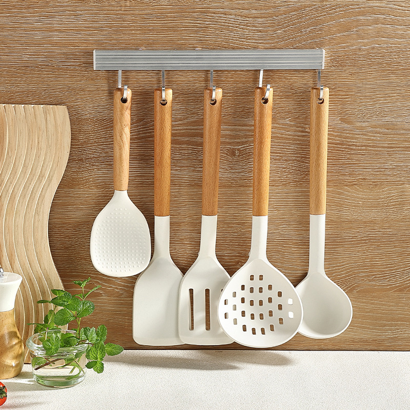 Set de ustensile din siliconă pentru bucătărie cu mâner din fag: spatulă, lingură de supă, strecurător și spatulă de prăjit pentru vase antiaderente