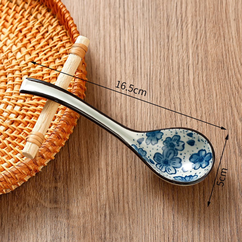 Lingură ceramică albastru-alb, cu mâner lung, stil japonez pentru supă, cu model floral.