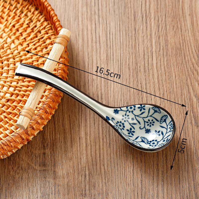 Lingură ceramică albastru-alb, cu mâner lung, stil japonez pentru supă, cu model floral.