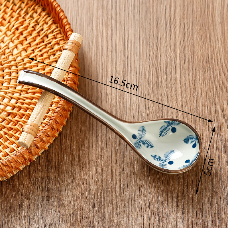 Lingură ceramică albastru-alb, cu mâner lung, stil japonez pentru supă, cu model floral.