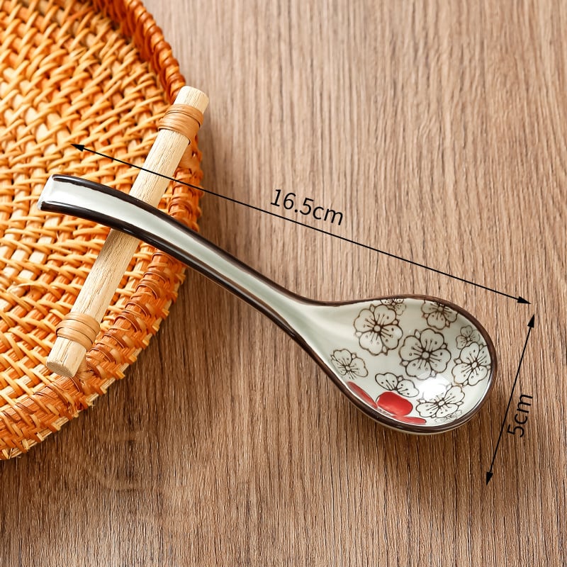 Lingură ceramică albastru-alb, cu mâner lung, stil japonez pentru supă, cu model floral.
