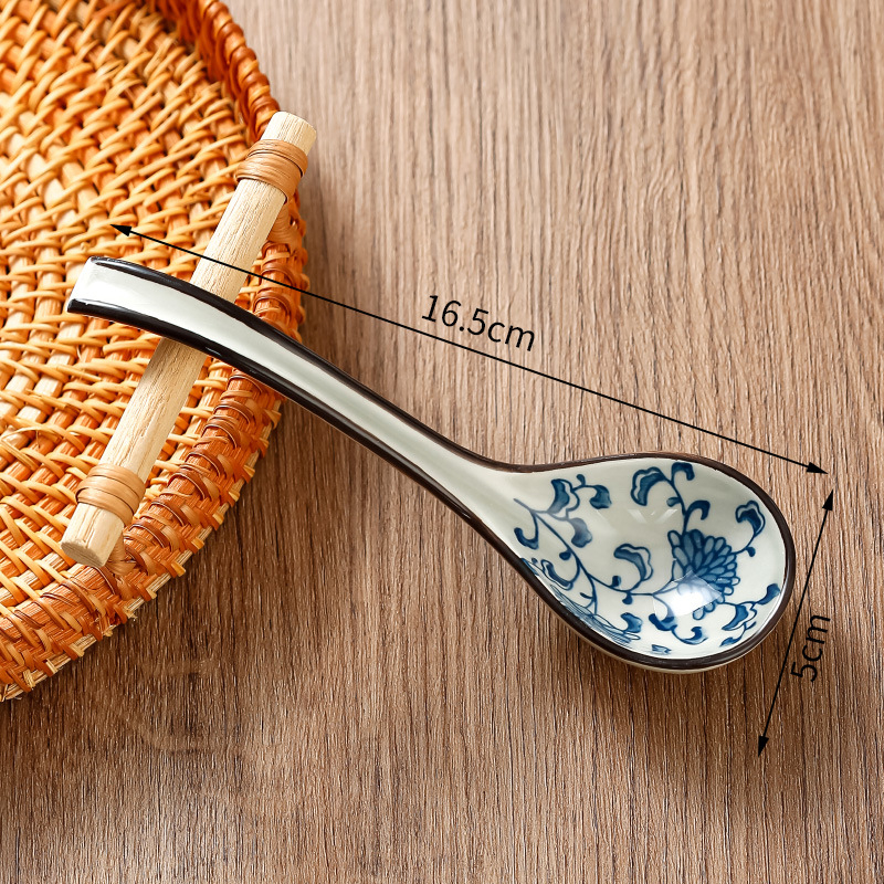 Lingură ceramică albastru-alb, cu mâner lung, stil japonez pentru supă, cu model floral.