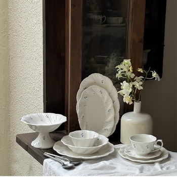 Veselă ceramică de masă în stil franțuzesc retro, Muse cu motiv floral reliefat — farfurie, bol, ceașcă, farfurioară
