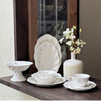 Veselă ceramică de masă în stil franțuzesc retro, Muse cu motiv floral reliefat — farfurie, bol, ceașcă, farfurioară