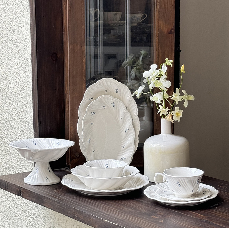 Veselă ceramică de masă în stil franțuzesc retro, Muse cu motiv floral reliefat — farfurie, bol, ceașcă, farfurioară