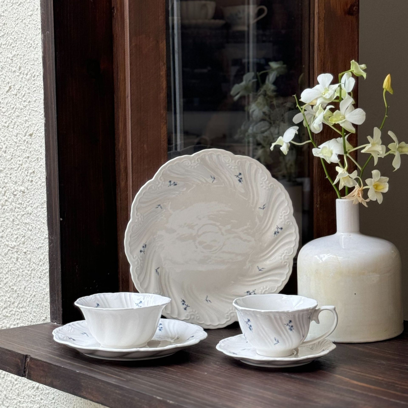 Veselă ceramică de masă în stil franțuzesc retro, Muse cu motiv floral reliefat — farfurie, bol, ceașcă, farfurioară