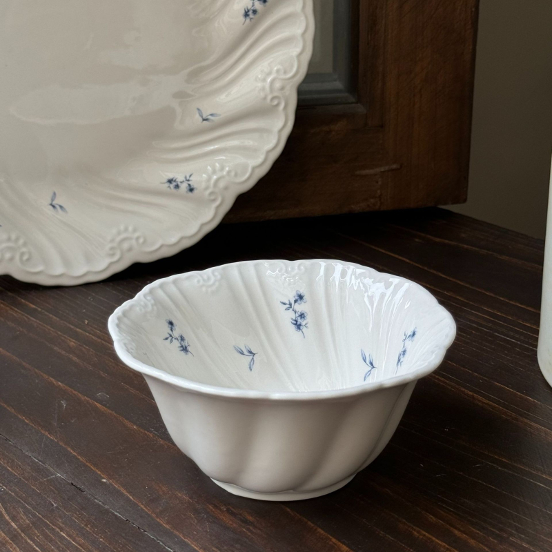 Veselă ceramică de masă în stil franțuzesc retro, Muse cu motiv floral reliefat — farfurie, bol, ceașcă, farfurioară