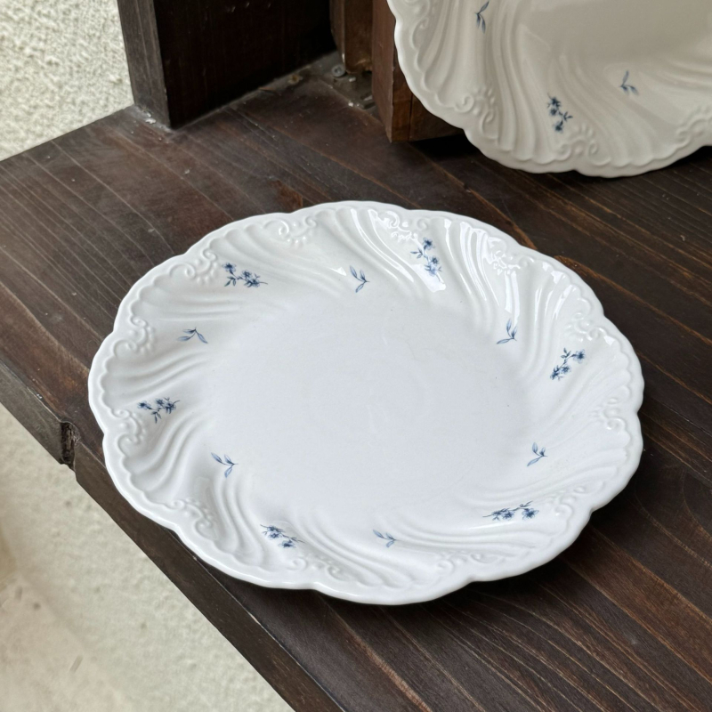 Veselă ceramică de masă în stil franțuzesc retro, Muse cu motiv floral reliefat — farfurie, bol, ceașcă, farfurioară