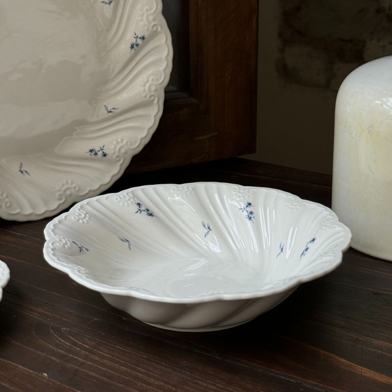 Veselă ceramică de masă în stil franțuzesc retro, Muse cu motiv floral reliefat — farfurie, bol, ceașcă, farfurioară