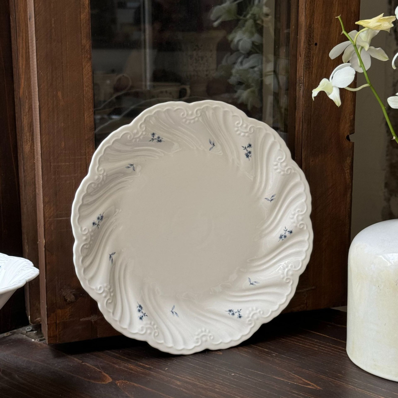 Veselă ceramică de masă în stil franțuzesc retro, Muse cu motiv floral reliefat — farfurie, bol, ceașcă, farfurioară