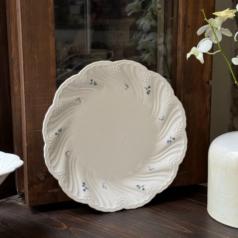 Veselă ceramică de masă în stil franțuzesc retro, Muse cu motiv floral reliefat — farfurie, bol, ceașcă, farfurioară