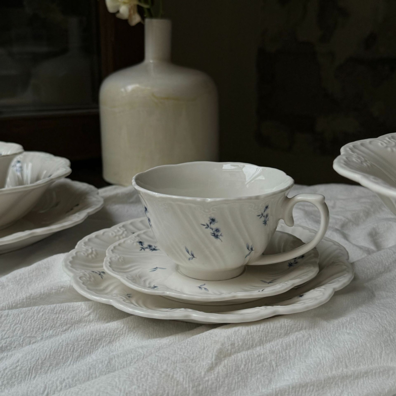 Veselă ceramică de masă în stil franțuzesc retro, Muse cu motiv floral reliefat — farfurie, bol, ceașcă, farfurioară