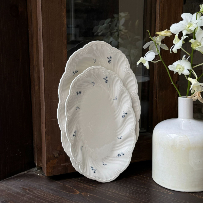 Veselă ceramică de masă în stil franțuzesc retro, Muse cu motiv floral reliefat — farfurie, bol, ceașcă, farfurioară