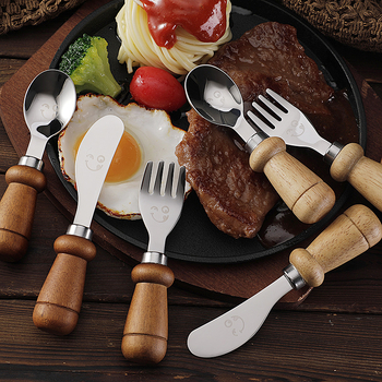 YIQI Set de tacâmuri pentru copii din oțel inoxidabil cu mâner din lemn, 304, cu un design zâmbitor – lingură, furculiță, cuțit pentru steak, cuțit de brânză