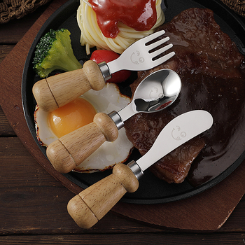 YIQI Set de tacâmuri pentru copii din oțel inoxidabil cu mâner din lemn, 304, cu un design zâmbitor – lingură, furculiță, cuțit pentru steak, cuțit de brânză